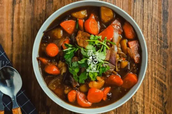 红萝卜焖牛腩