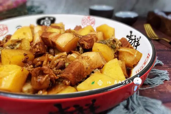 红烧肉炖土豆酸菜