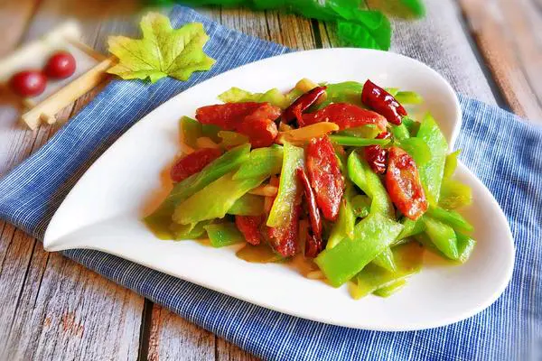 青笋炒腊肠