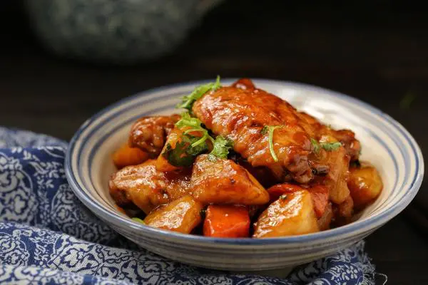 红烧鸡翅炖土豆