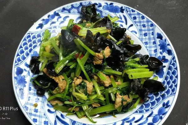 芹菜木耳炒肉丝