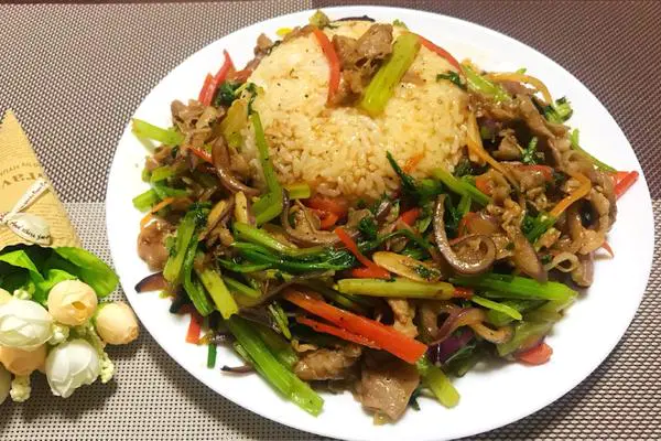 黑椒牛肉盖饭