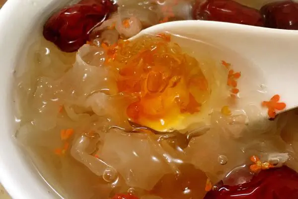 桂花皂角米桃胶银耳羹