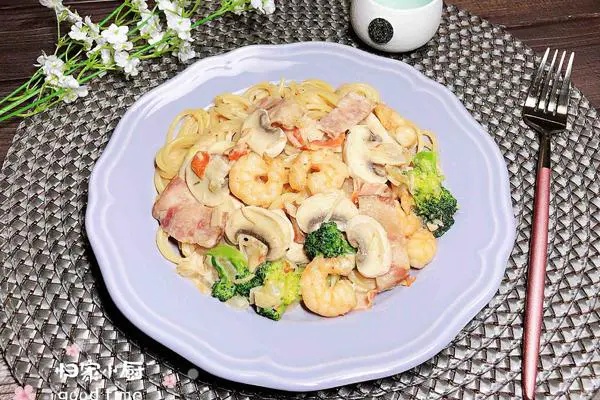 奶油蘑菇海鲜意面