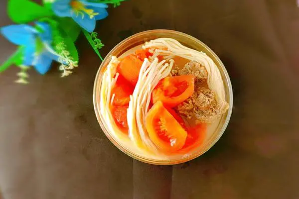 金针菇番茄椰汁牛骨汤