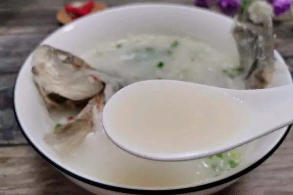 萝卜丝鲫鱼汤