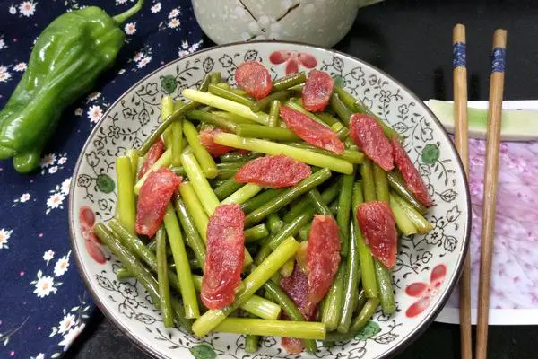 蒜苗炒腊肠