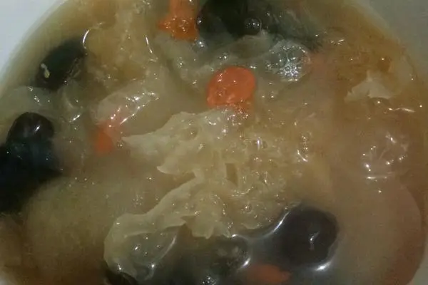 冰糖雪梨银耳红枣枸杞木耳羹