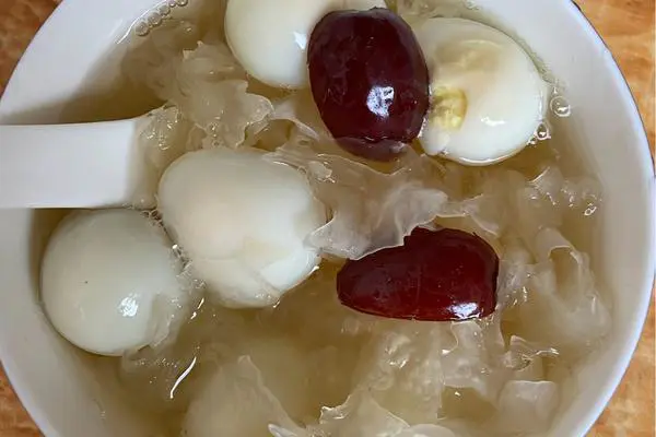 鹌鹑蛋红枣银耳羹