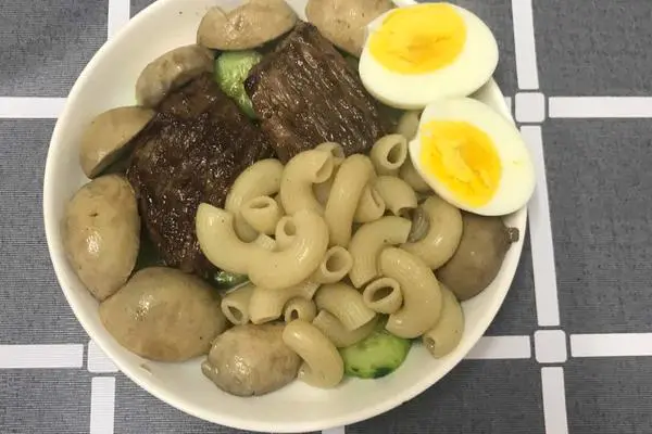 牛排配通心粉