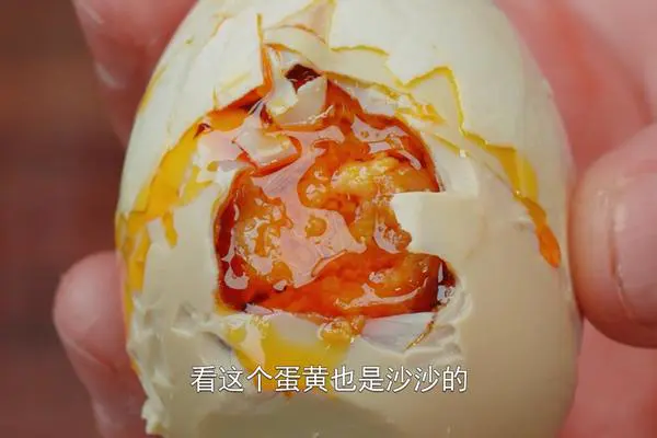 奶奶40年腌制咸鸭蛋老方子 保证100起沙流油