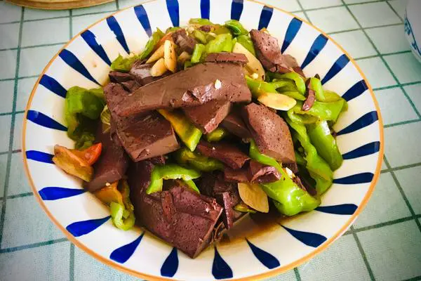 青椒炒鸭血
