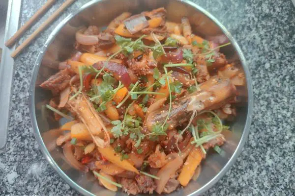 干锅肥肠排骨鸭