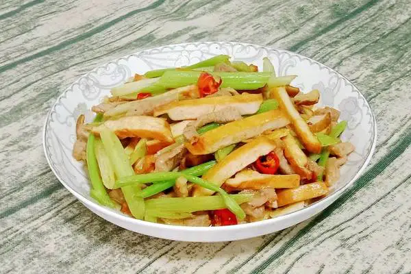 芹菜香干炒肉丝