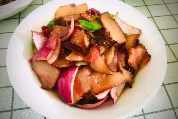 青椒洋葱炒腊肉