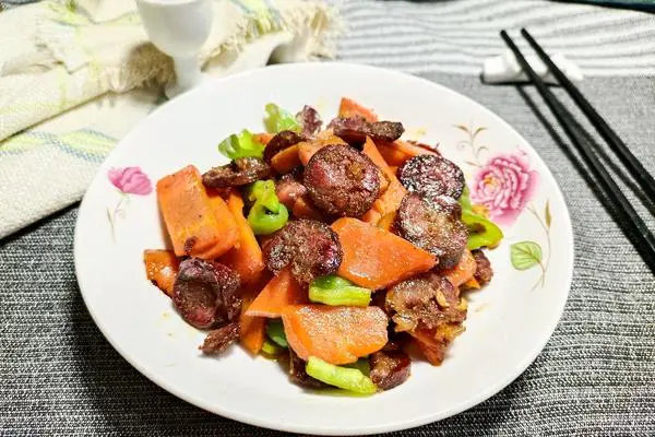 胡萝卜炒香肠