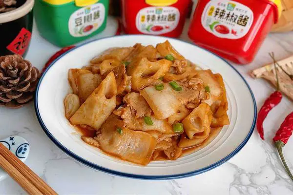五花肉焖莲藕