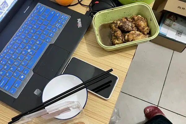 炒西兰花黄焖鸡鸡翅