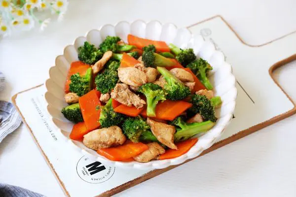 西兰花胡萝卜炒鸡胸肉