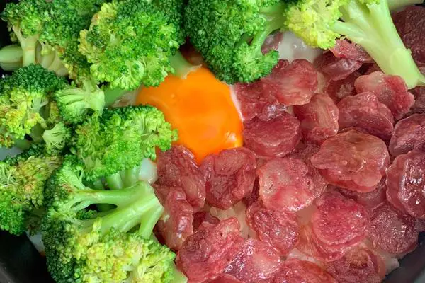 广式腊味煲仔饭