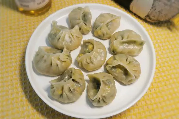 韭菜鸡蛋木耳蒸饺