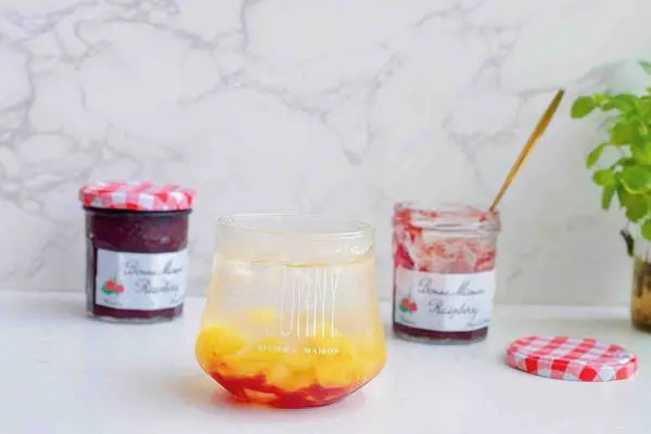 菠萝树莓苏打冰饮