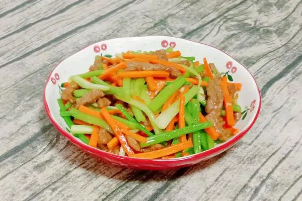 芹菜胡萝卜炒牛肉