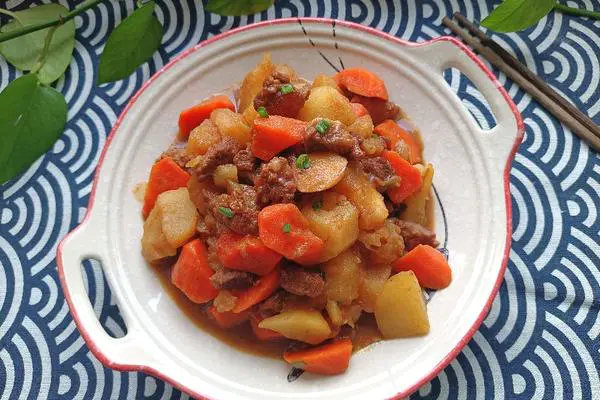 土豆胡萝卜炖牛肉