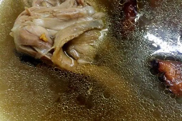 五指毛桃乳鸽汤