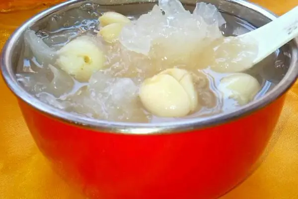 银耳莲子羹