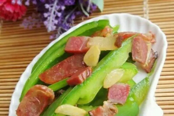 腊肠炒青椒