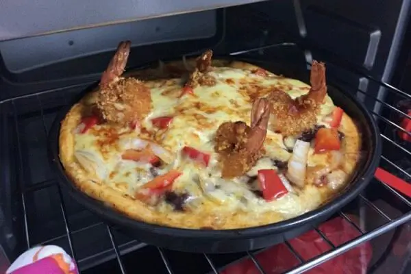 金虾牛肉芝士披萨。 