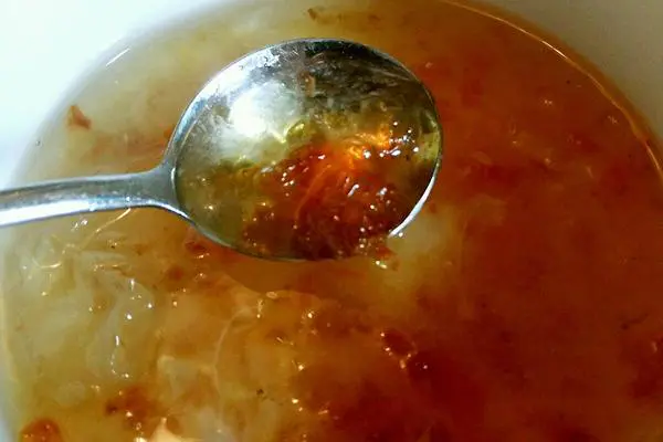 桃胶百合银耳羹