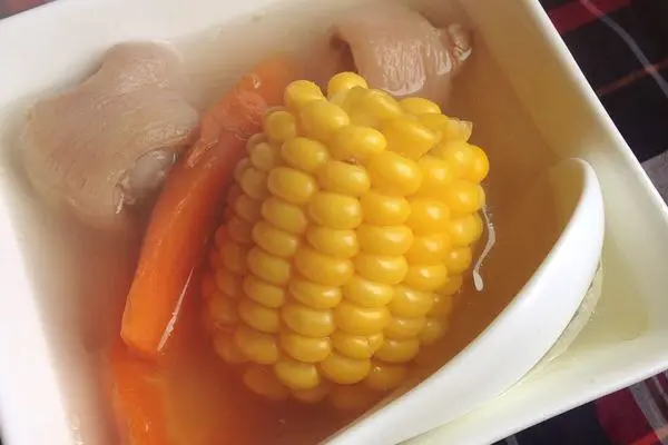 玉米红萝卜煲猪尾