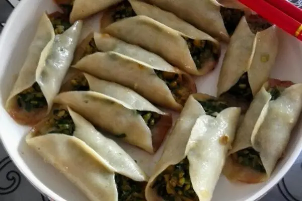 韭菜鸡蛋虾皮锅贴