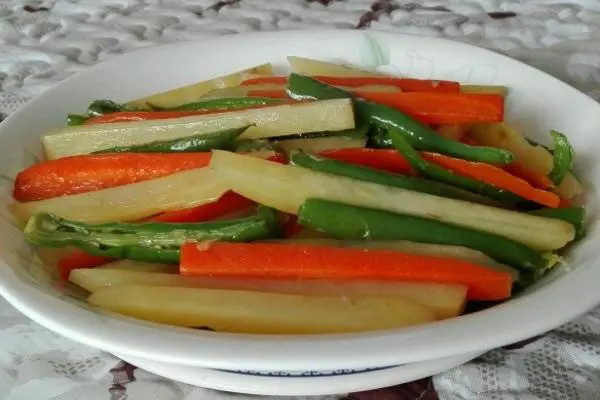 胡萝卜青椒炒土豆