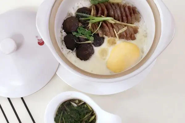 香菇腊肠煲仔饭