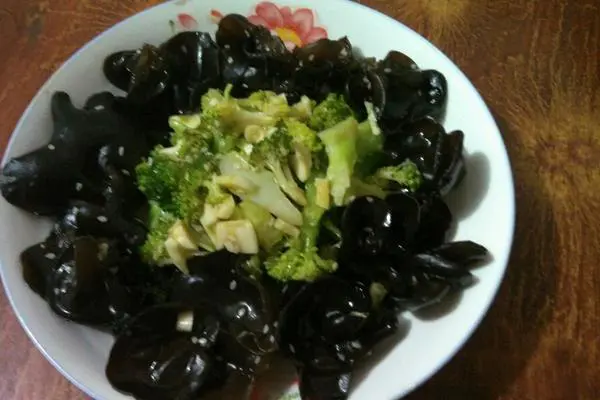 耗油木耳西兰花