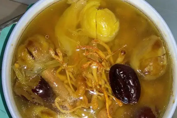 虫草花板栗炖鸡