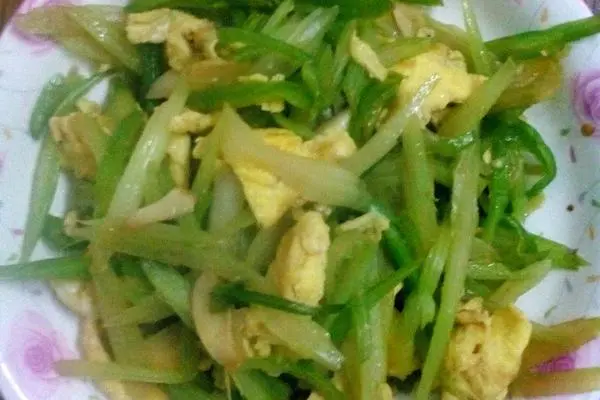 西芹炒鸡蛋