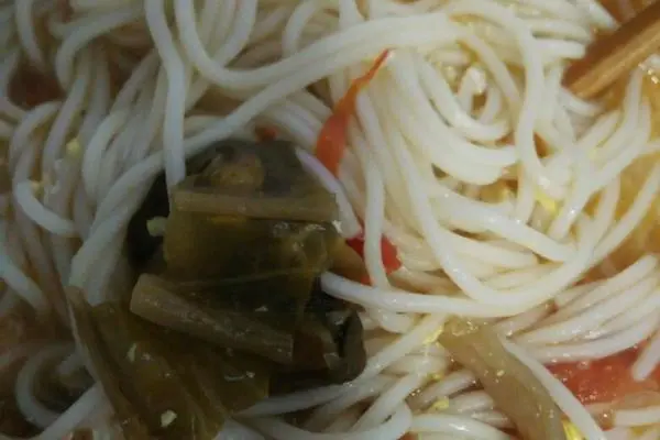 番茄酸菜鸡蛋汤面条
