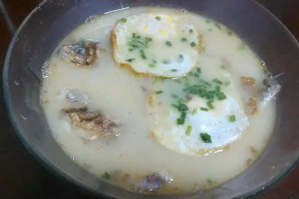 荷包蛋鲫鱼汤