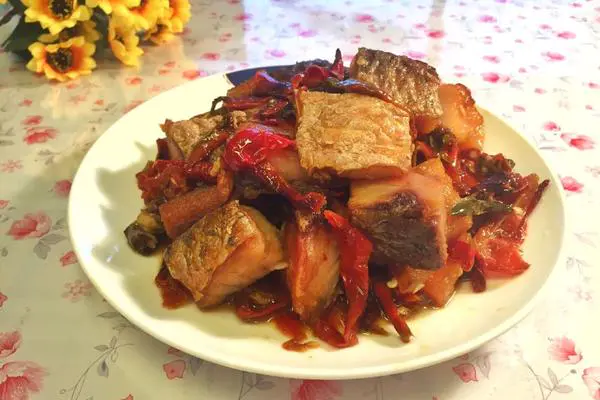 农家干椒烧腊鱼