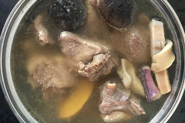 香菇墨鱼干鸭肉汤
