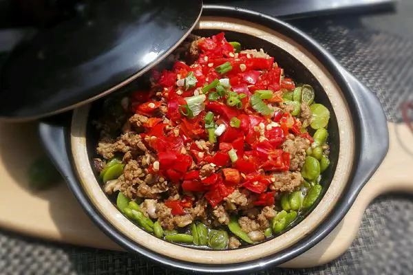 剁椒肉末蚕豆煲