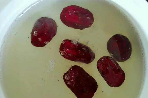 红枣冰糖炖燕窝