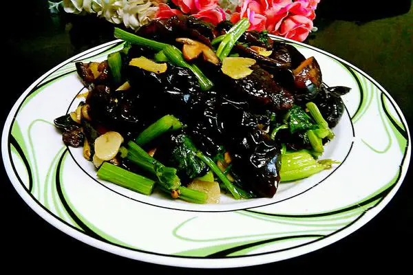 香菇黑木耳炒芹菜（降血压的菜)