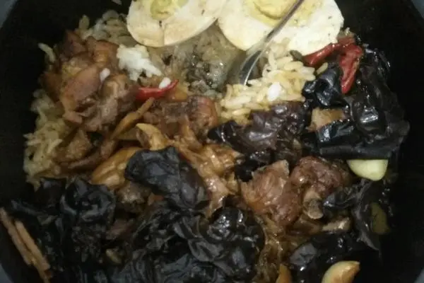 鸡腿木耳煲仔饭
