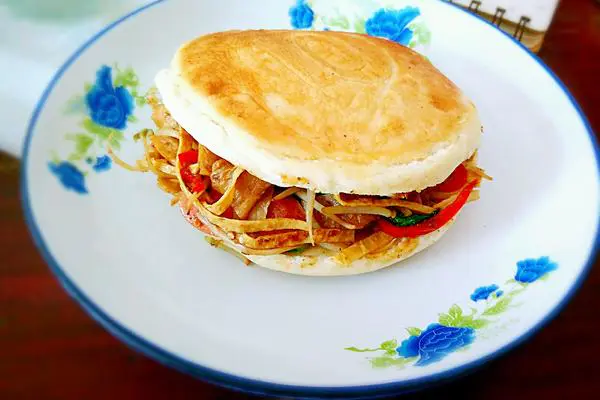 烧饼夹菜