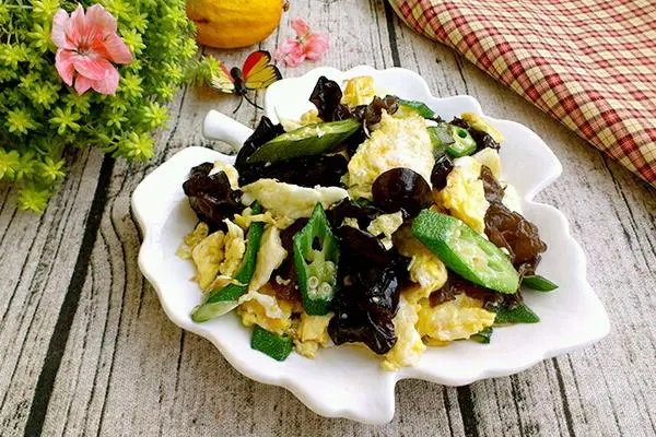 黑木耳秋葵炒鸡蛋